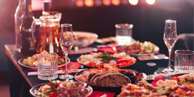 Consument moppert over hoge prijzen, maar blijft geld uitgeven in de horeca